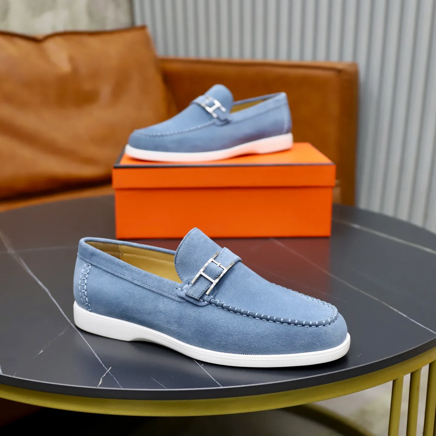 Ex-factory price: 540💰Hermès/Hermès slip-on men's shoes. This shoe is made of imported cow suede leather, with simple and smooth lines, and a 3CM rubber foam ultra-light sole combined with aerodynamic design! Youthful and fashionable, H button decoration, contrasting leather embellishment on the heel, calf lining to gently wrap your feet, with embossed logo cowhide feet, leather rock strips, casual and urban style, highlighting youthful vitality, sports and leisure version, super versatile Size number: 38-39-40-41-42-43-44 Standard leather shoe size (45 can be customized but does not support returns)
